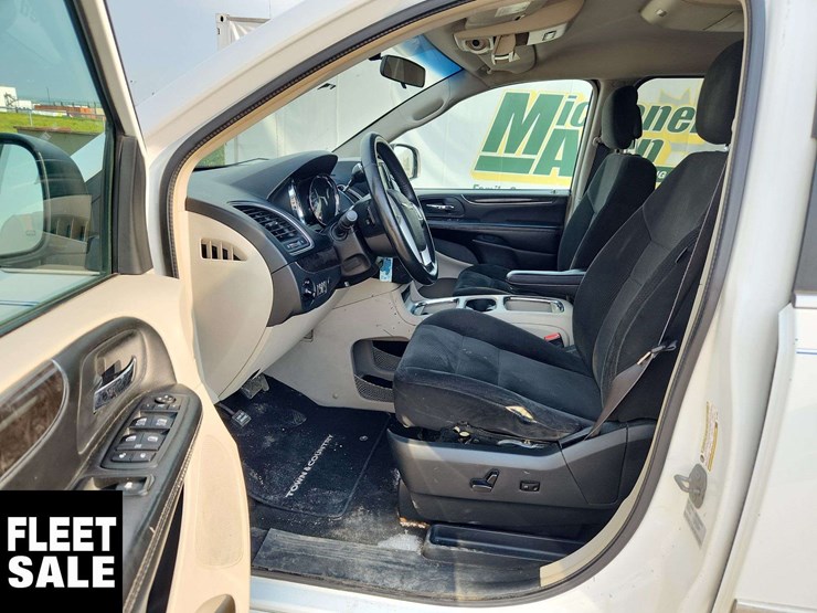 2016-chrysler-town-&-country-image-13