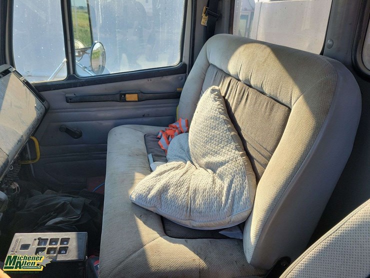 2000-freightliner-fl80-image-25