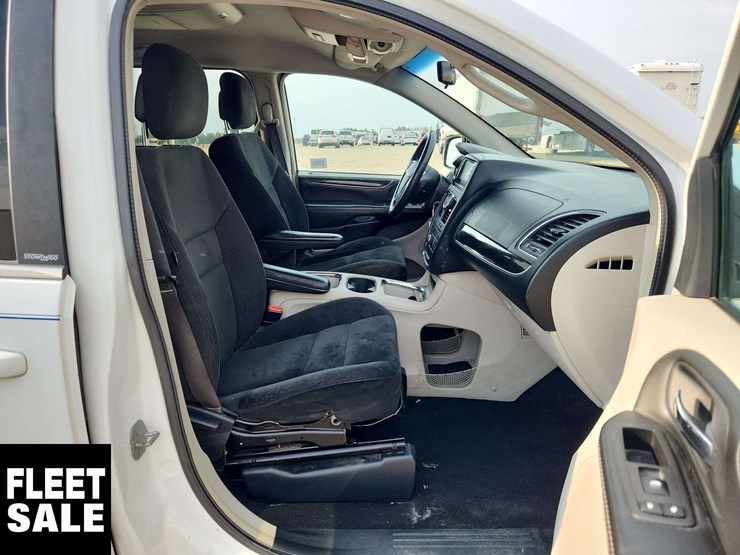 2016-chrysler-town-&-country-image-21