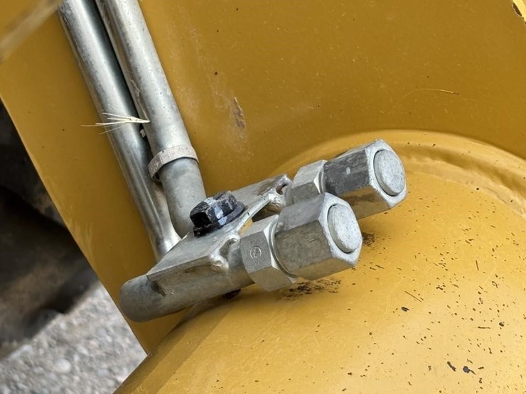 2022-caterpillar-430-image-14