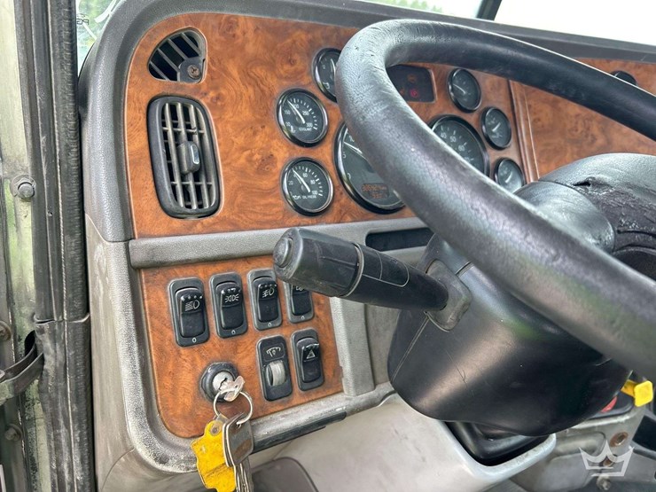 2006-peterbilt-385-image-15