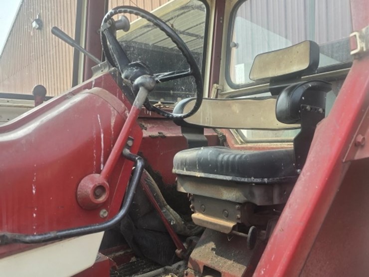 #21-•-farmall-806-image-2
