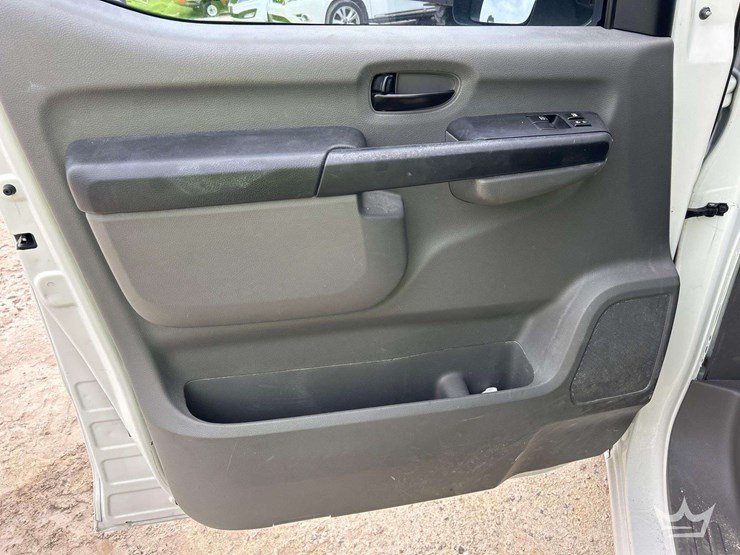 2017-nissan-nv2500hd-image-15
