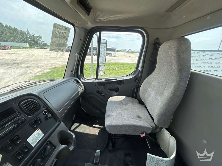 2013-freightliner-m2-106-image-25