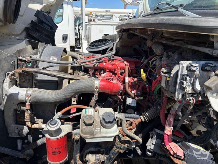 2017-freightliner-m2-106-image-8