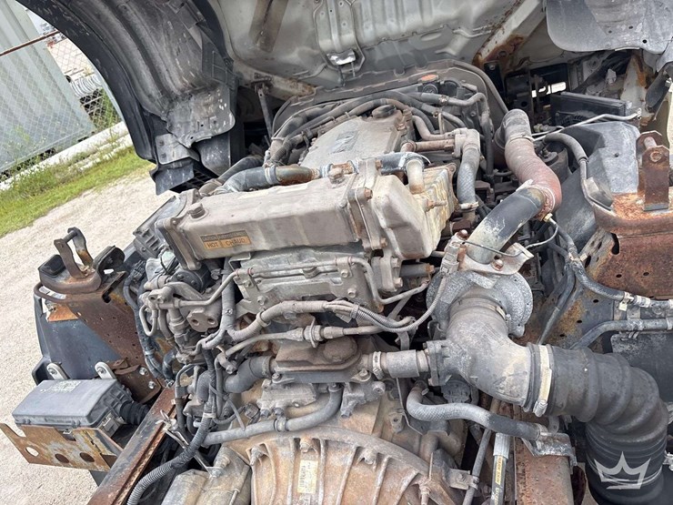 2011-isuzu-npr-image-10