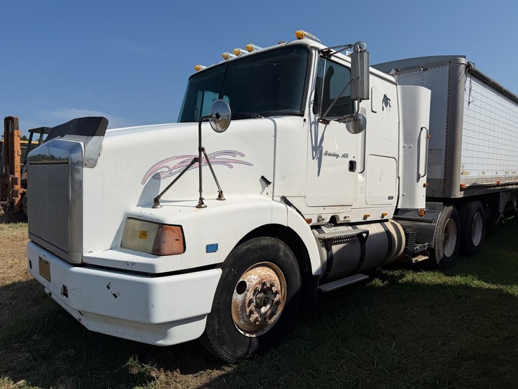 #52620-•-1990-whitegmc-wia-areo-series-sleeper-t/a-truck-tractor-4v1wdbjf3ln629984-inv#52620-image-1
