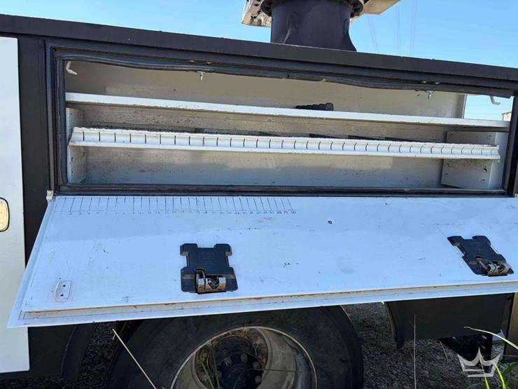2018-freightliner-m2-106-image-19
