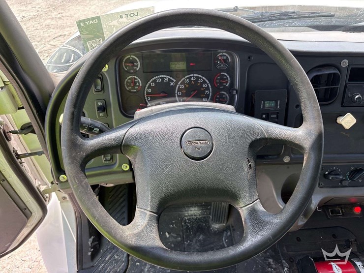 2014-freightliner-m2-106-image-27