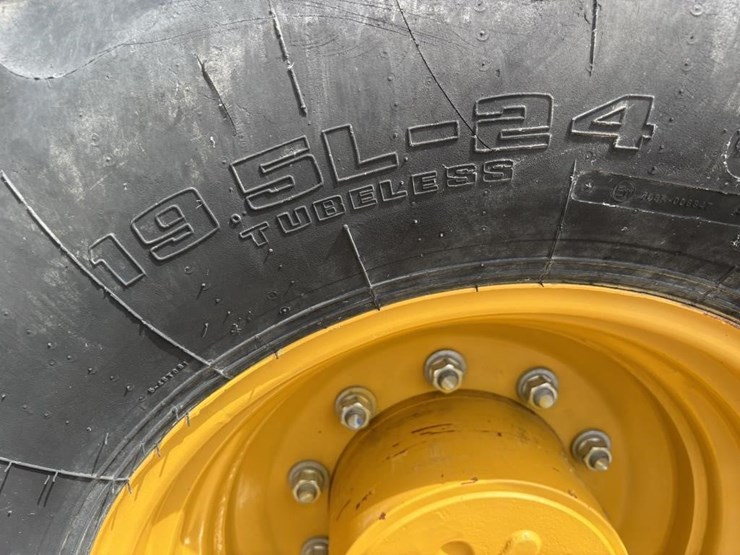 2022-caterpillar-430-image-32