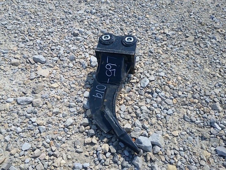 #l65-019-•-ireas-ripper-mini-excavator-attachment-image-2