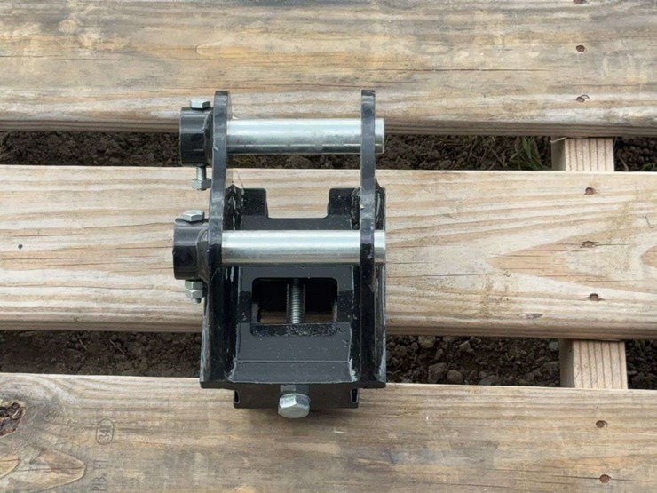 mini-excavator-quick-change-attachment-image-2