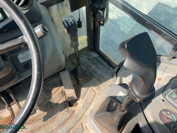 new-holland-b95b-image-28