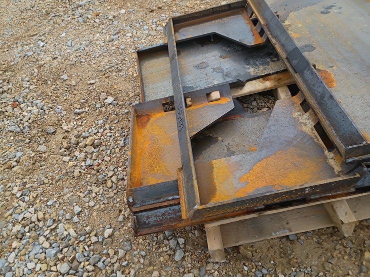 #l53-028-•-wolverine-cut-out-mounting-plate-skid-steer-attachment-image-4