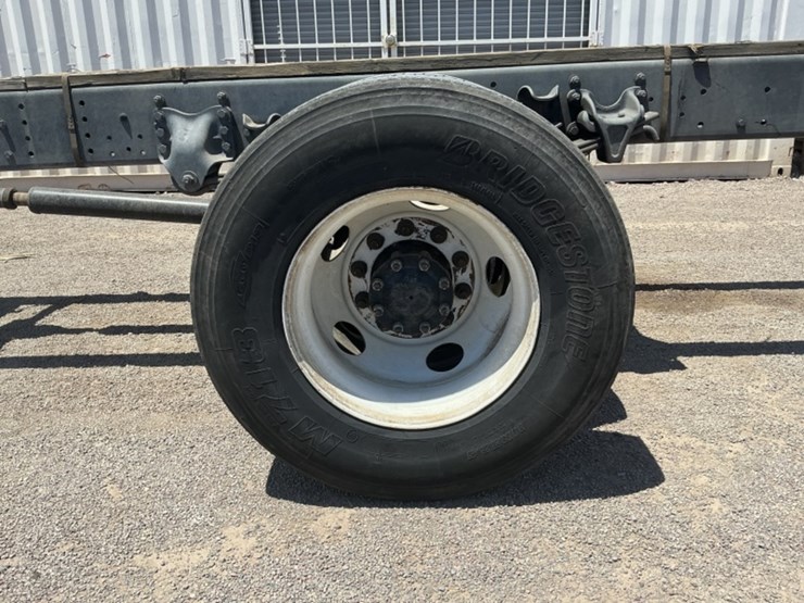 2013-freightliner-m2-106-image-8