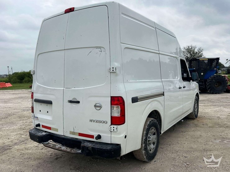 2017-nissan-nv2500hd-image-3