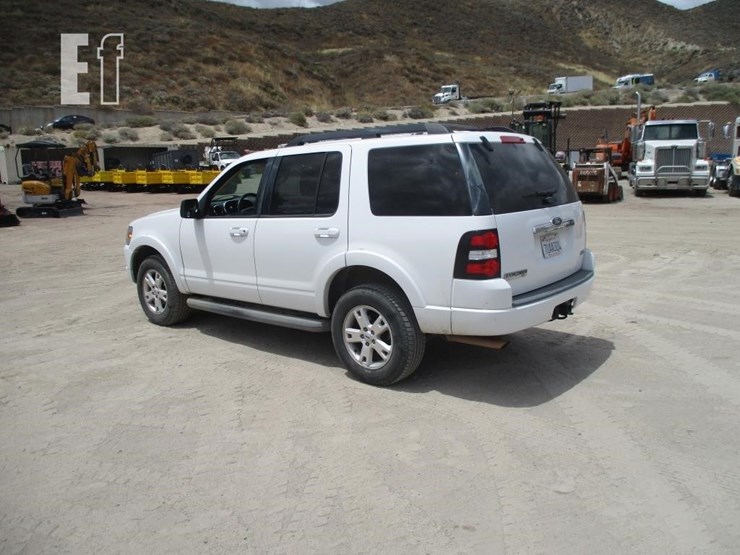 2010-ford-explorer-xlt-image-4