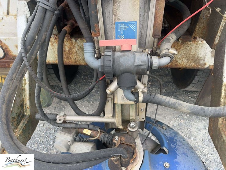 2010-freightliner-m2-106-image-20