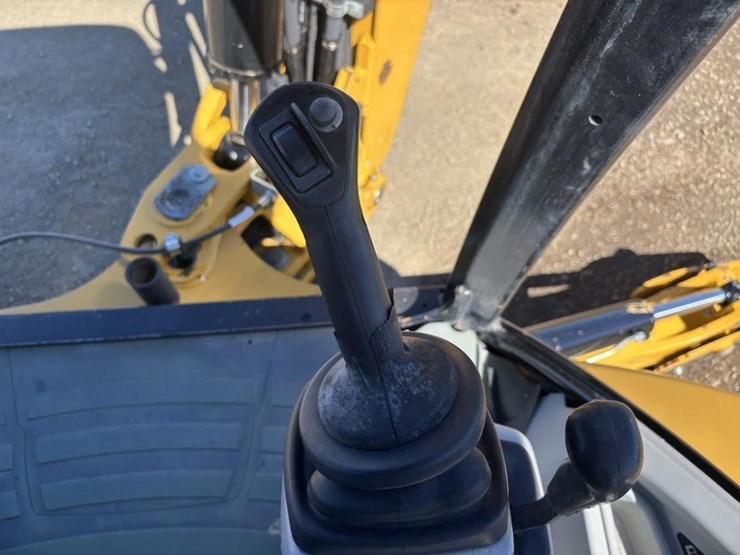 2012-caterpillar-420f-image-47