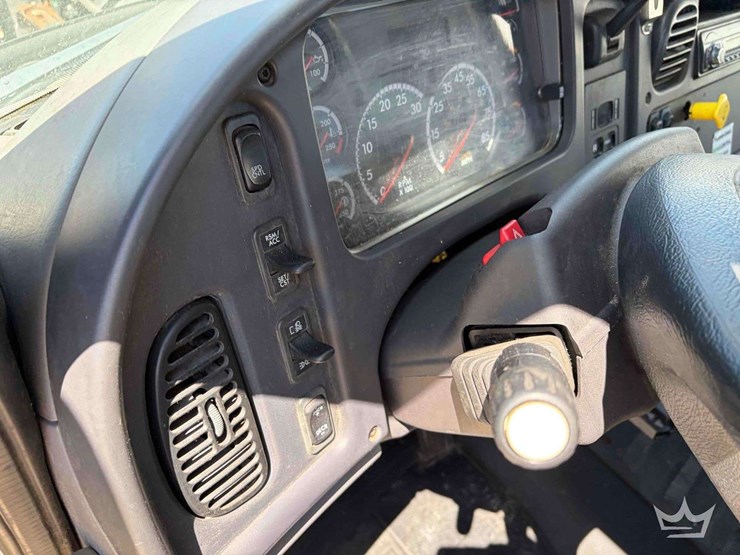 2017-freightliner-m2-106-image-13