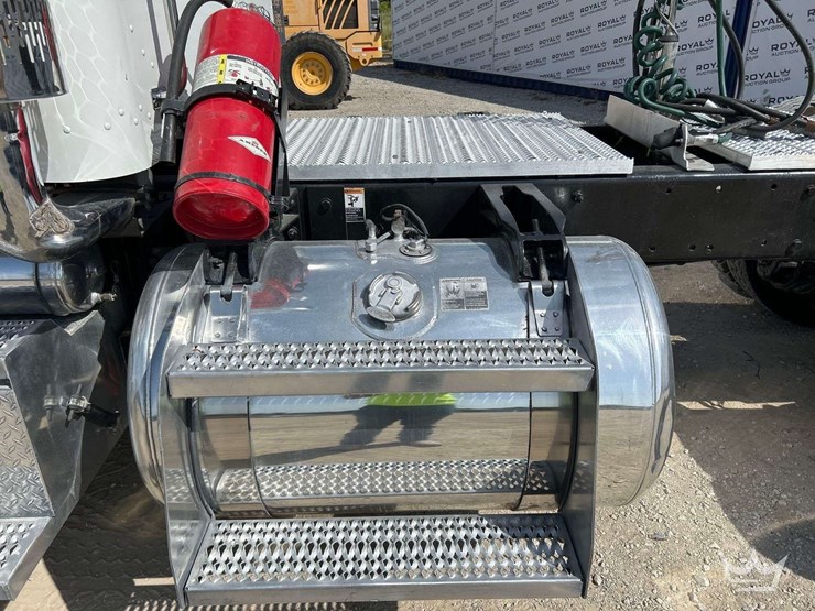 2020-peterbilt-389-image-22