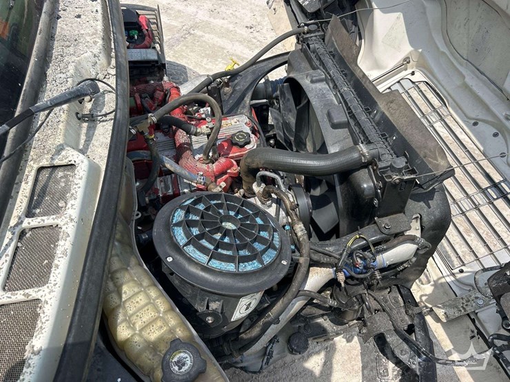 2013-freightliner-m2-106-image-8