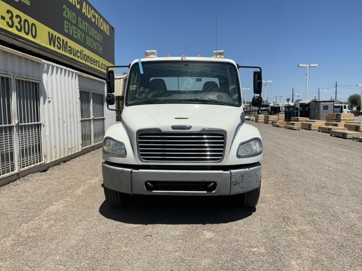 2013-freightliner-m2-106-image-3