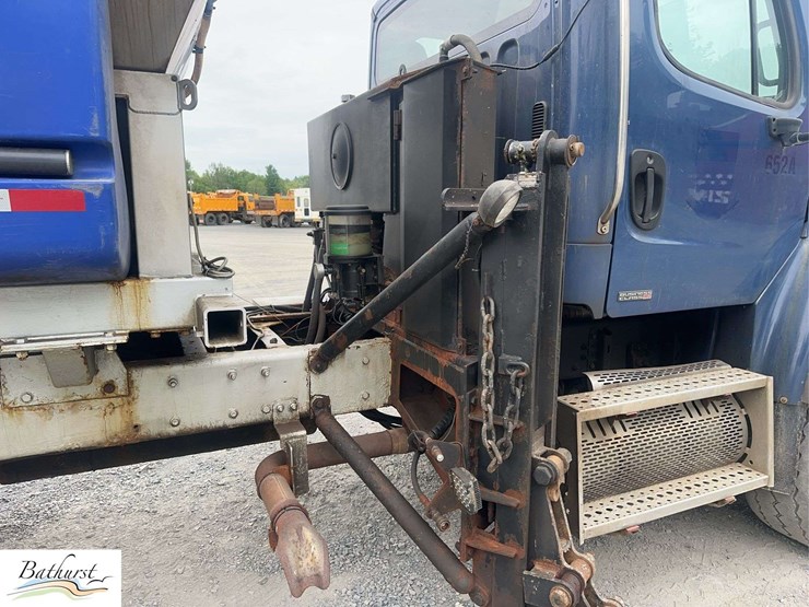 2010-freightliner-m2-106-image-16