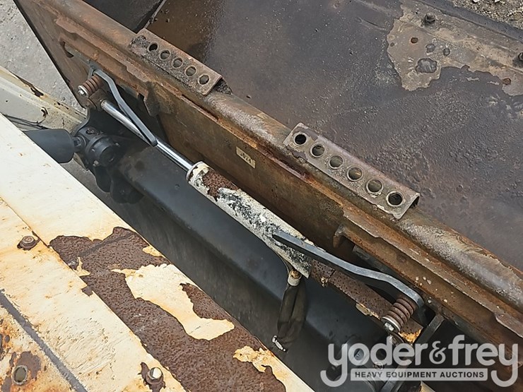 2011-bobcat-s185-image-36