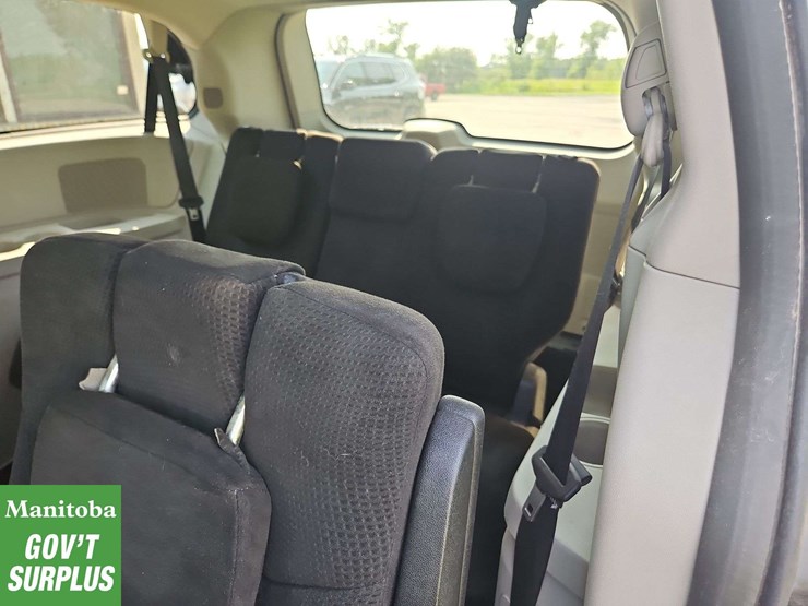 2013-dodge-grand-caravan-sxt-image-23