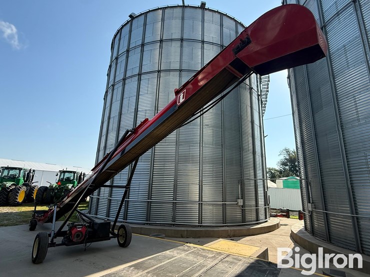 2022-universal-industries-1537-field-loader-self-propel-belt-conveyor-image-7