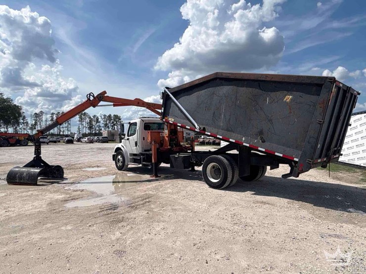 2014-freightliner-m2-106-image-4