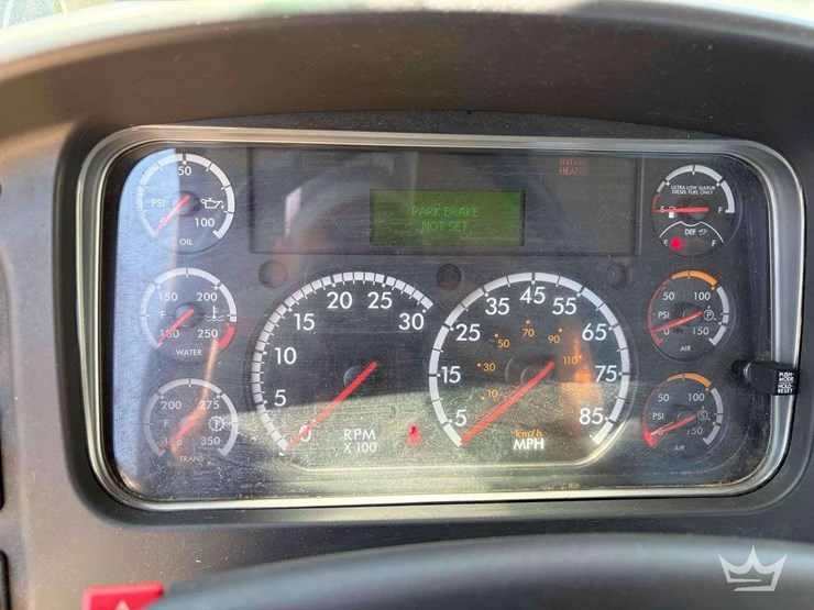2017-freightliner-m2-106-image-34
