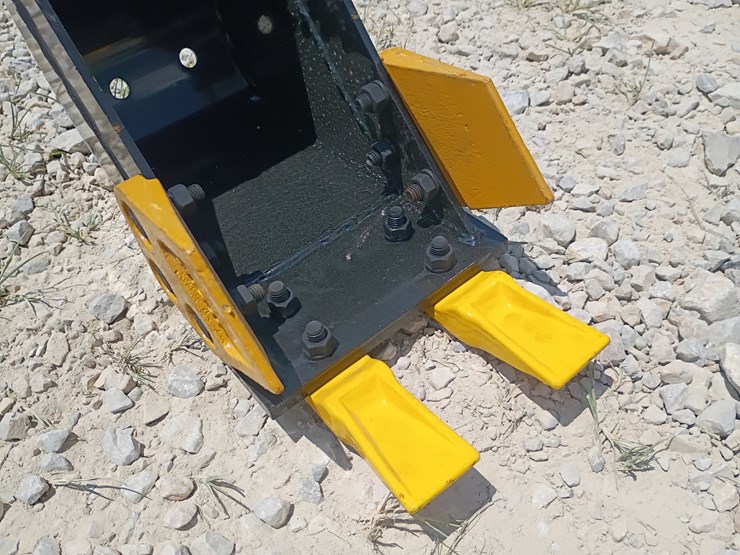 #l63-035-•-8"-bucket-mini-excavator-attachment-image-5
