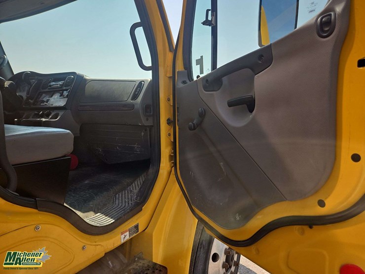 2015-freightliner-m2-106-image-20