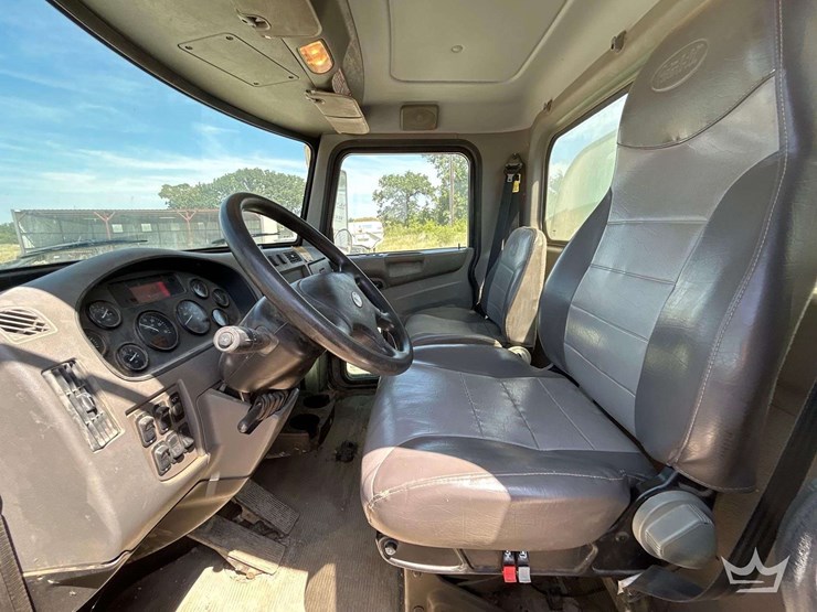 2017-peterbilt-337-image-14