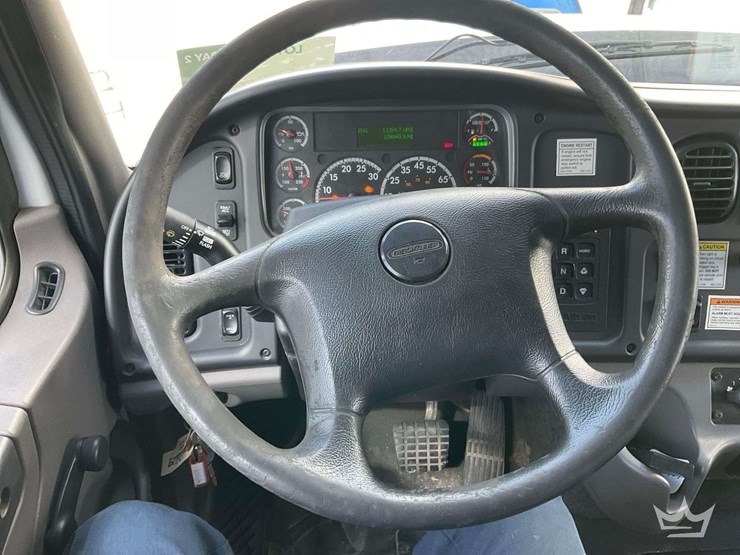 2016-freightliner-114sd-image-15