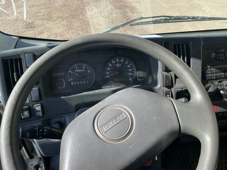 2010-isuzu-npr-image-13