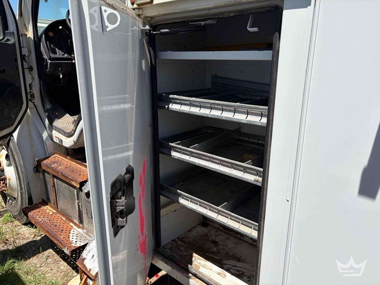 2018-freightliner-m2-106-image-24