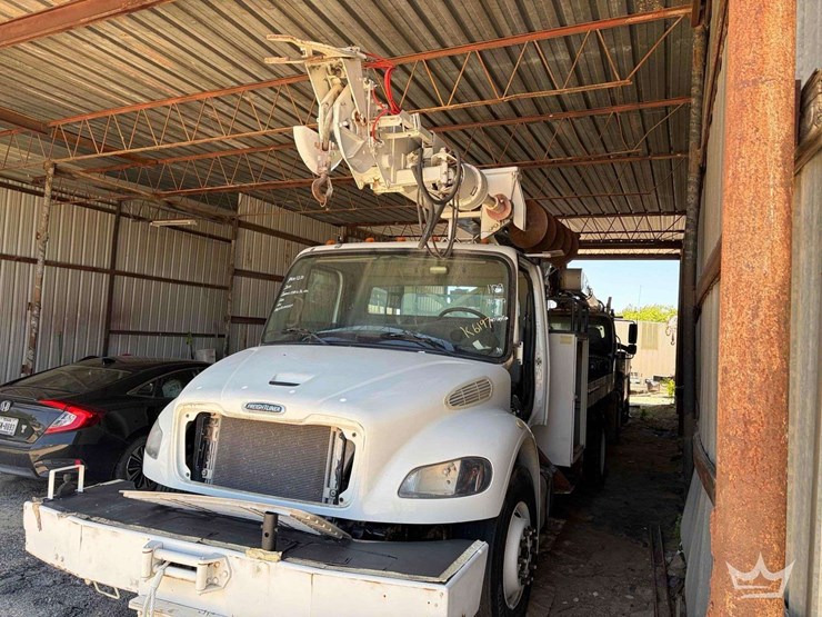 2014-freightliner-m2-106-image-1