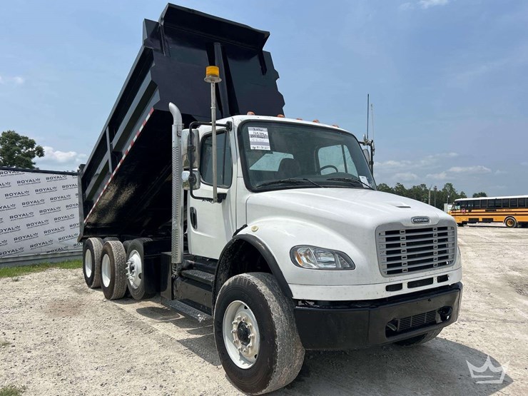 2013-freightliner-m2-106-image-2