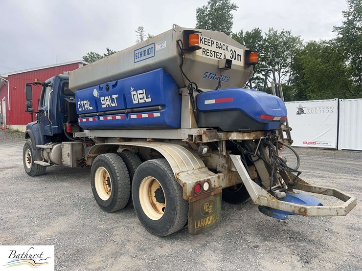 2010-freightliner-m2-106-image-7