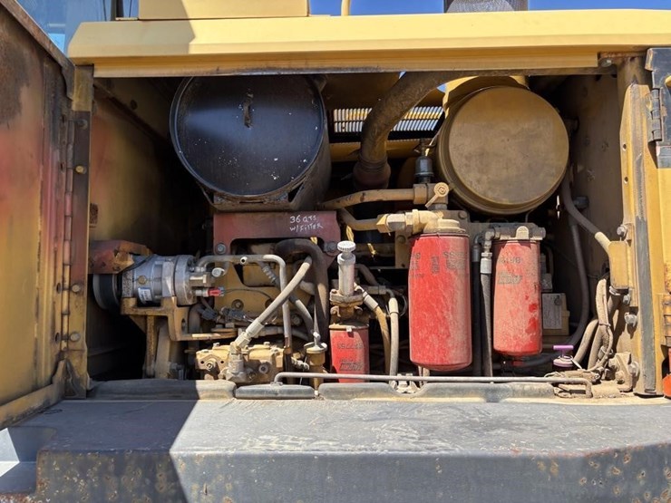2005-caterpillar-143h-image-54