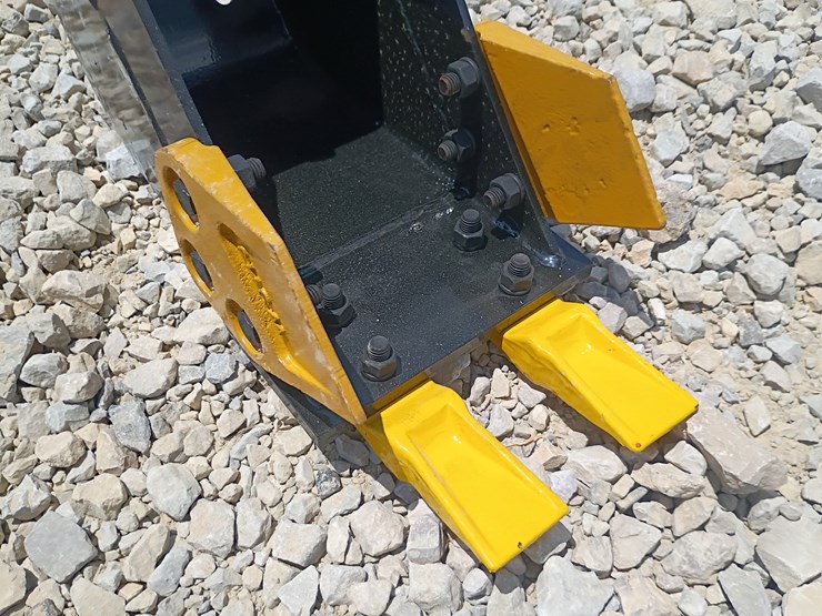 #l63-034-•-8"-bucket-mini-excavator-attachment-image-5