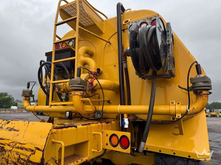 2013-deere-250d-image-22