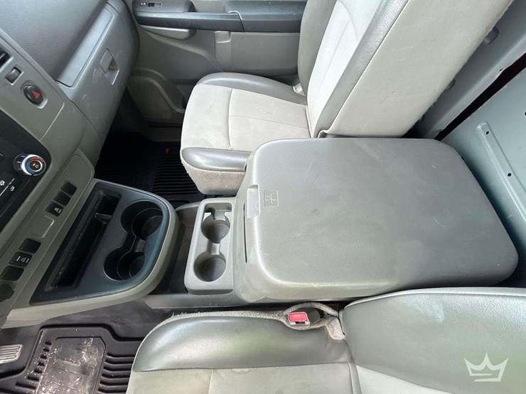 2017-nissan-nv2500hd-image-21