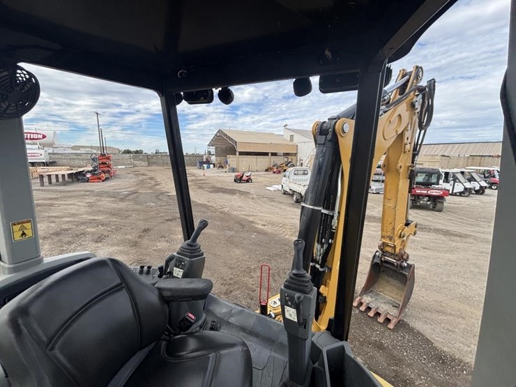 2022-caterpillar-430-image-44