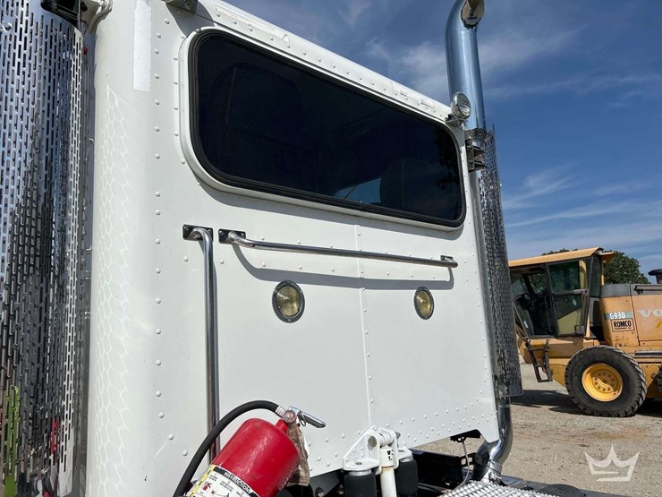 2020-peterbilt-389-image-23