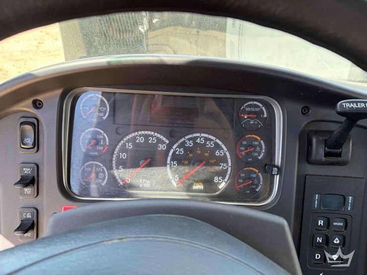 2017-freightliner-m2-106-image-15