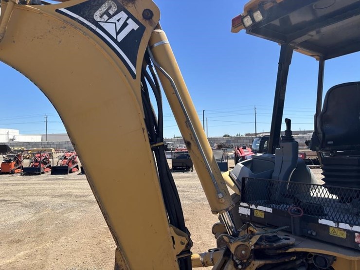 caterpillar-420d-image-23